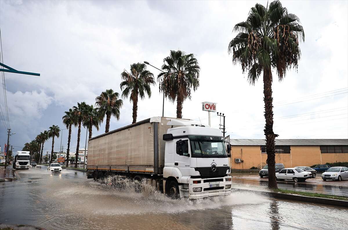 Bir ilimizde sel manzaraları! Yollar göle döndü, ev ve iş yerlerini su bastı 18